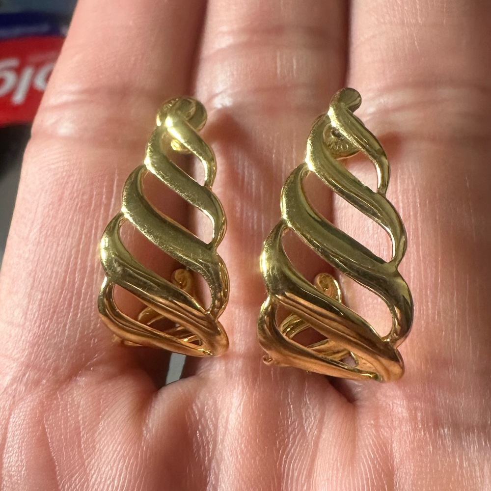 Elegant Gold Swirl Earrings